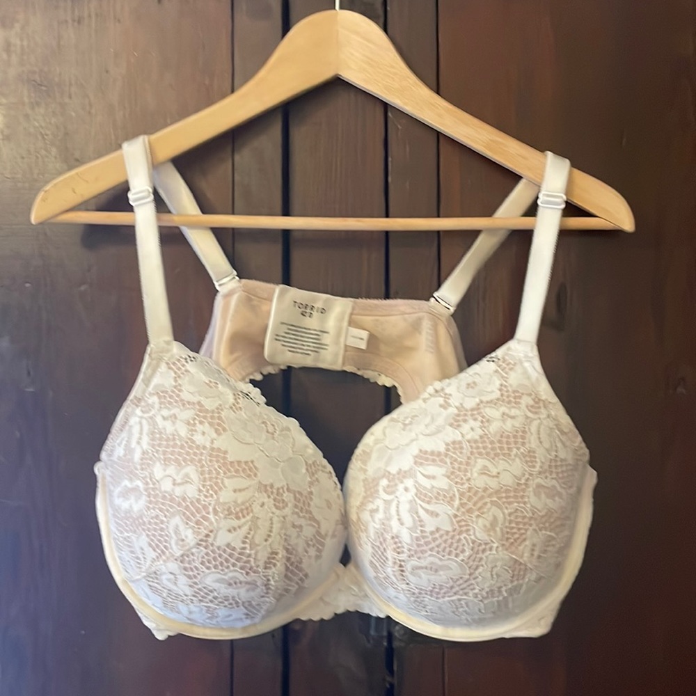 Torrid 42D Cream Lace Bra